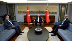 2026.1.30，伊朗外交部長阿拉奇（Abbas Araqchi，左）在土耳其伊斯坦堡拜會土耳其總統艾爾段(中)和土耳其外長費丹(右)。路透社