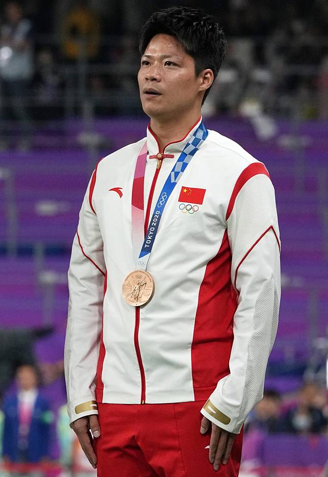 Su Bingtian receives his bronze medal for the 2020 Tokyo Olympic Games men's 4x100m relay at the Olympic Medal Reallocation Ceremony in Hangzhou, east China's Zhejiang Province, Oct. 4, 2023. (Xinhua/Li Yibo)