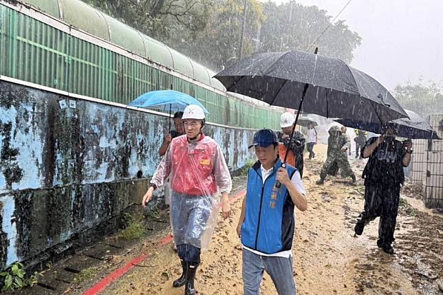 基隆大雨成災，謝國樑今天勘災時回應恢復上班上課的原因，仍無法澆熄市民怒火。（取自謝國樑臉書）