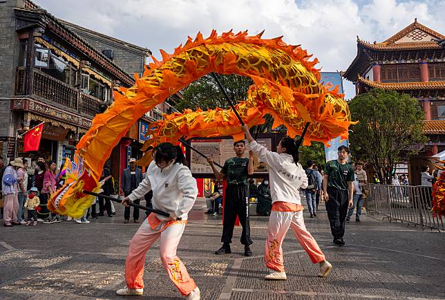 Members of Malaysia Johor Loong &amp; Lion Dance Sport Association and members of Guangzhou Sport University Loong and Lion Dance team participate in the festival, in Kunming, capital of southwest China's Yunnan Province, on Oct. 19, 2024. (Xinhua/Chen Xinbo)