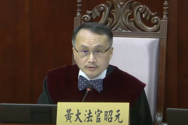 憲法法庭6日就國會改革釋憲案行言詞辯論庭，大法官黃昭元提問質疑，調查權是立法院固有的輔助性權力，意即必須要有相對應的目的性權力，但查弊案是否為立法院目的性權力，是根本性的爭議。（取自司法院直播）