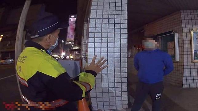 一名男子深夜提款神色慌張，警方上前盤查，赫然發現男子竟是從中國上海返台的居家檢疫對象偷跑出來，已移請衛生局裁罰。(警方提供)