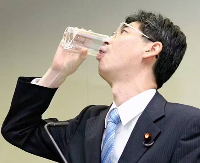 前日本內閣府政務官園田康博 2011 年為展現安全性，喝下福島核電廠經淨化後的廢水，未料近期中國卻瘋傳其罹癌去世的消息，他本人 2 日透過媒體闢謠。 圖：擷取自「X」（原推特）@zonghengjp