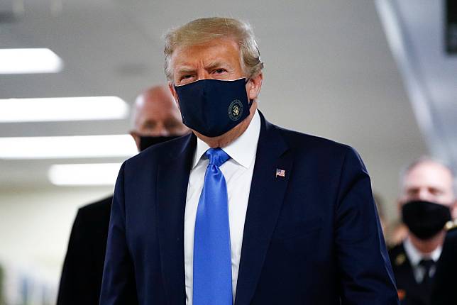 美國總統川普首度戴口罩公開亮相。   圖：達志影像／美聯社