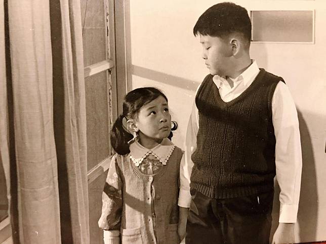 4歲出道成為家喻戶曉的童星，趙庭（左）從小就很有演藝細胞。（趙庭提供）