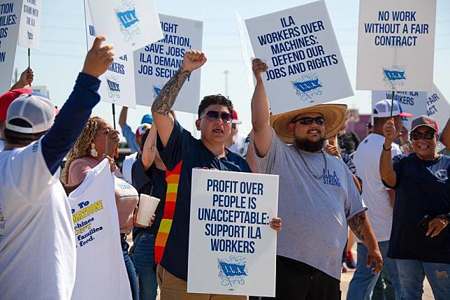 Port workers participate in a strike at the Port Houston in Texas, the United States, on Oct. 1, 2024. (Photo by Chengyue Lao/Xinhua)