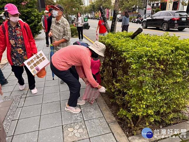 竹北市文化里及北崙里環保志工們，撿拾清理草叢內及排水溝蓋裡的菸蒂。