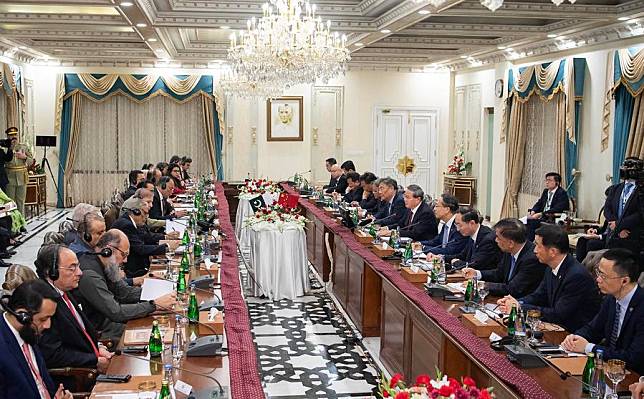 Chinese Premier Li Qiang holds talks with Pakistani Prime Minister Shehbaz Sharif at the Prime Minister's Office in Islamabad, Pakistan, Oct. 14, 2024. (Xinhua/Li Tao)