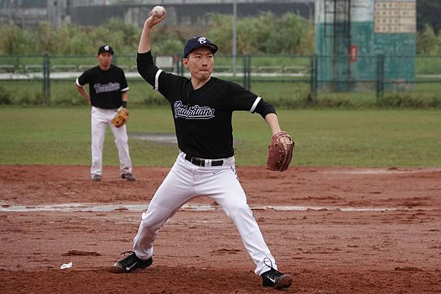 兆豐新聞盃棒球賽，富邦悍將領隊蔡承儒擔任先發投手。記者蘇志畬／攝影