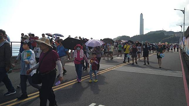 113年國民體育日全國萬人健走大會師7日在基隆市登場，市長謝國樑與台灣體育總會理事長汪輝、縣市體育會聯合總會總會長鄭錦洲等共同鳴笛出發（上圖），吸引來自各縣市超過4萬人參加（下圖）。（記者楊耀華攝）