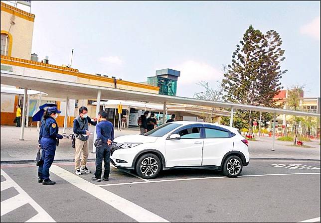 嘉義區監理所在嘉義火車站查獲白牌車。(嘉義區監理所提供)