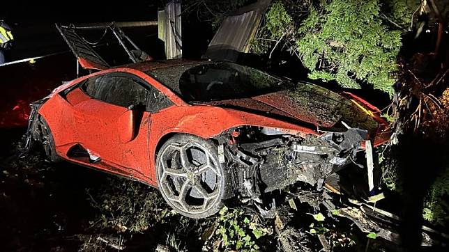 加國13歲少年扮大人試車，價值300多萬林寶堅尼被撞毁（圖 / West Vancouver Police）