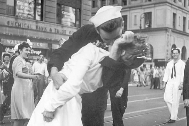 經典照片「勝利之吻」（The Kiss）中的男主角門多薩（George Mendonsa）17日辭世，享壽95歲。（美聯社）