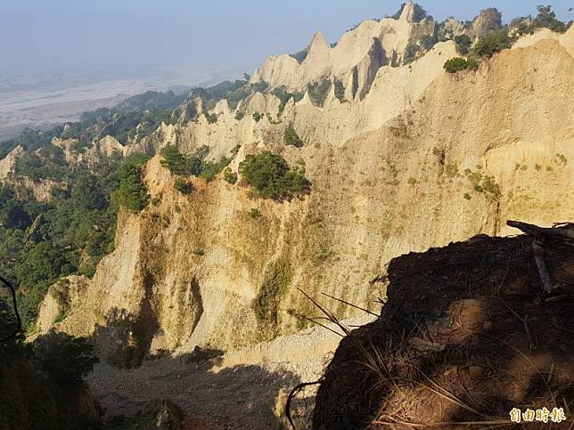 三義火炎山是台灣南、北氣候的分水嶺，原為礫岩紅土台地，經大安溪溪水的切割，加上侵蝕、崩塌作用，而形成壁立山峰、礫石層、卵石流、地下伏流等特殊地形景觀。(記者彭健禮攝)