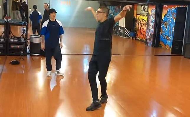 連勝文9月在臉書PO出自己練舞的影片，不少網友看完紛紛驚呼「勝文怎麼變這麼瘦」、「快認不出來」。(圖取自連勝文臉書)