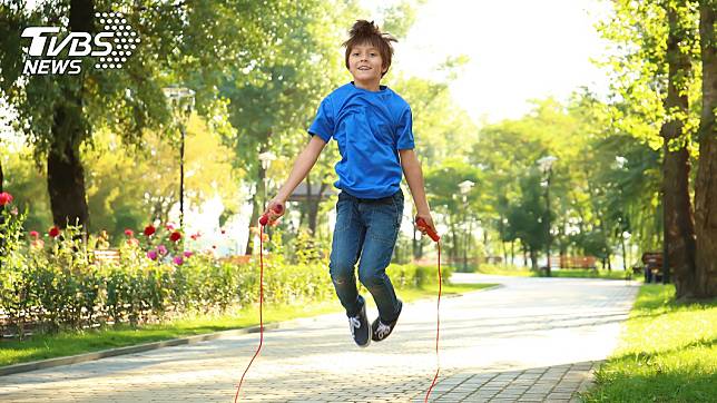 跳繩能促進青少年生長發育。示意圖／TVBS
