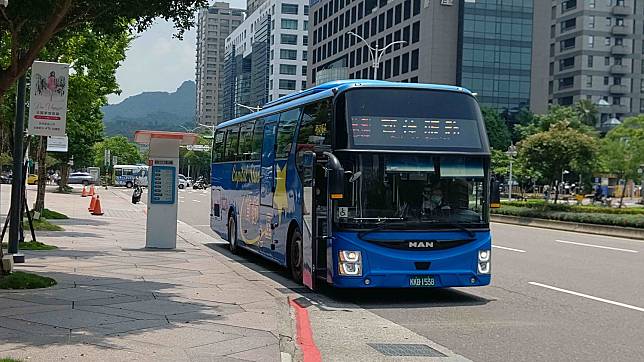 疫情期間因需求減少大幅減班，導致客運駕駛流失，因此公路總局重啟大客車駕駛擴大徵才穩定就業留才方案。   圖：首都客運／提供（資料照）