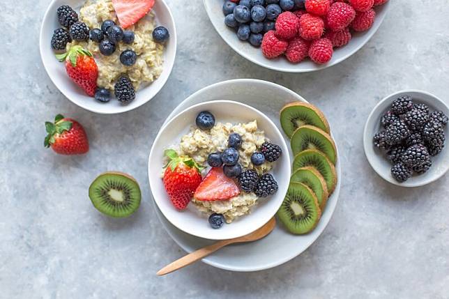早晨是腸道最活躍的時段，攝取足夠蔬果能促進新陳代謝和腸道健康。