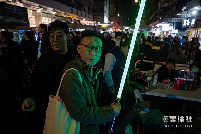 「光劍攻殼@深水埗」2 月 24 日一連兩周末在深水埗舉行，晚上有市民聚集，有人試玩光劍。