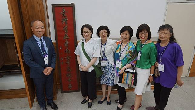 蕭美琴（左二）揹上南女書包，穿上南女制服，和校友會理長李璧伊（右四）多位校友，以校長洪慶在（左一）合影。（台南女中校友會提供）