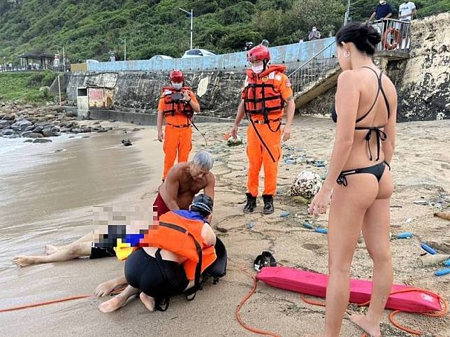 56歲王姓男子今天下午到基隆大武崙海灘，下水游泳竟遭大浪捲走，被在場救生員救起急救，送醫仍告不治。(記者林嘉東翻攝)