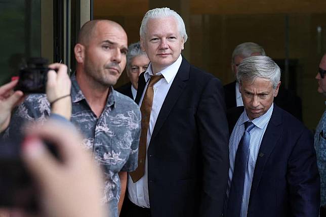 「維基解密」創辦人亞桑傑離開英國後，在塞班島的美國法庭現身。(圖片來源／X@Stella_Assange)
