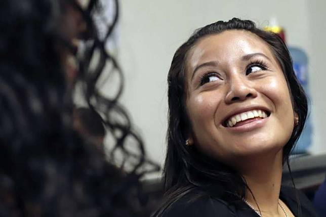 薩爾瓦多法官19日宣判赫南德斯無罪釋放，她露出開心笑容（美聯社）