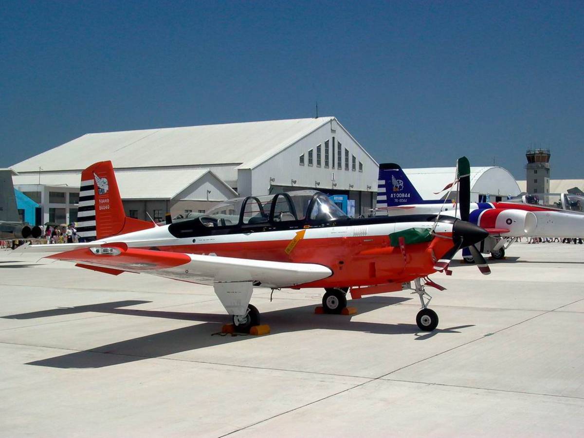 空軍T-34C初教機墜毀岡山基地 2中校飛官殉職 | 中廣新聞網 | LINE TODAY