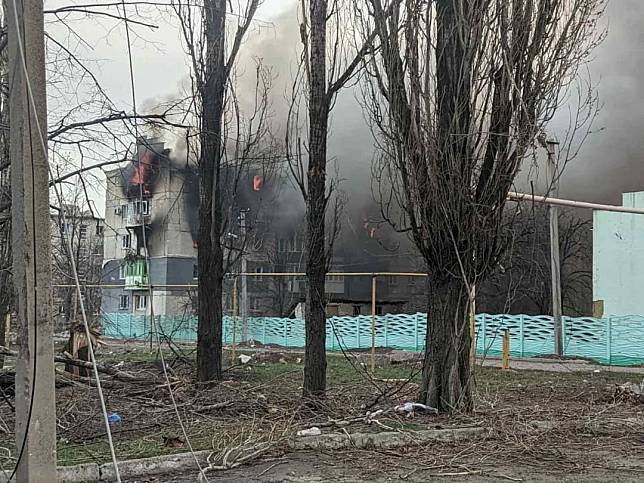烏克蘭一名高級官員指出，俄羅斯軍隊已經進入盧甘斯克東部小鎮克爾米納，當地建築物遭焚毀。   圖：截自推特@Osinttechnical