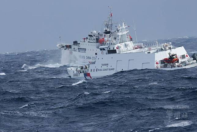 海巡吉安艦監控中國海警1302-2。（海巡署提供）