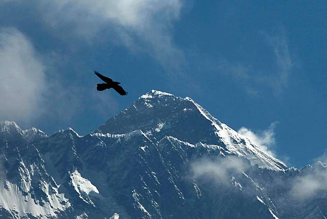尼泊爾政府新規定所有攻頂聖母峰的登山客須加裝GPS追蹤晶片。（資料照／美聯社）