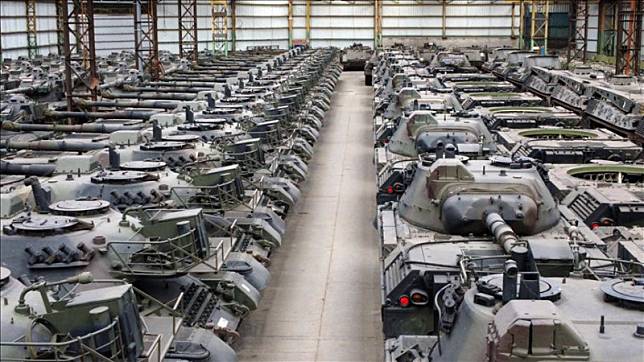某個歐洲國家向比利時軍火商購買了 50 輛退役的豹-1 主戰坦克，打算將其送往烏克蘭。 圖：翻攝自OSINTdefender X 平台