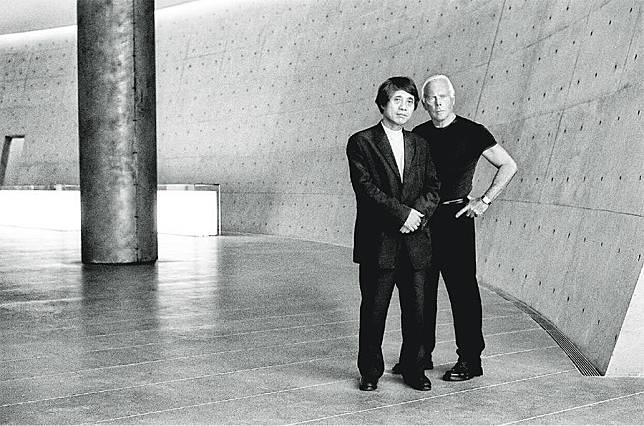 大師相遇——Giorgio Armani（右）與安藤忠雄（左），分別於時尚和建築界「稱王」，兩人的設計風格同樣傾向簡約主義。前者更將一生創造歷程託付於安藤忠雄，讓對方設計專屬品牌的騷場及博物館建築物；後者透過光線塑造空間，呼應着這位時裝大師最愛的「光與影」創作題材。（品牌提供，Roger Hutching攝）