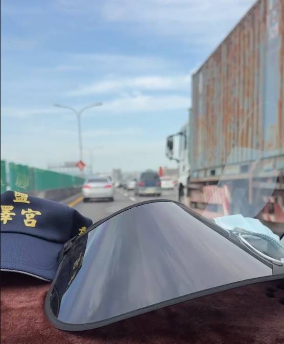 台中市亞洲大學附設醫院員工上班遇強震，行車記錄器記錄到車旁的大貨車搖搖晃晃，網友發現車上有埔鹽順澤宮的帽子，直呼真是吉祥物。 圖：亞大醫院/提供