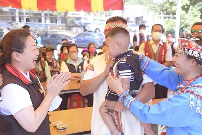 花蓮縣長徐榛蔚出席卓溪鄉石平部落嬰兒祭賜福儀式，給予每位小寶貝最大祝福。(花蓮縣政府提供)