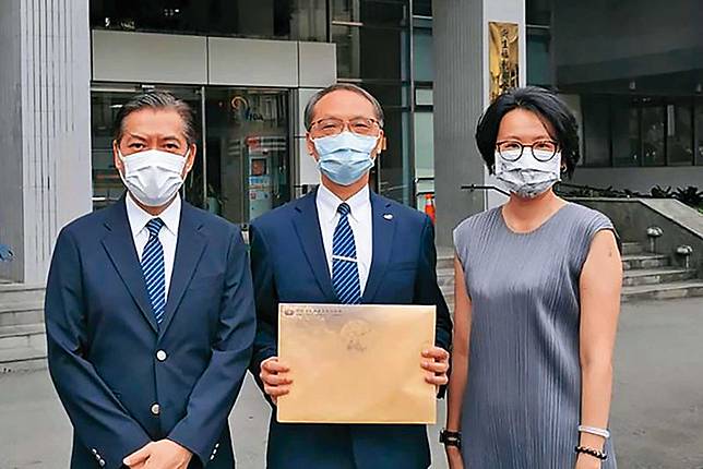 律師陳昱瑄（右）曾陪同慈濟基金會赴衛福部申請送件，協助台灣取得500萬劑BNT疫苗，檢調懷疑她從中牟利。（慈濟基金會提供）
