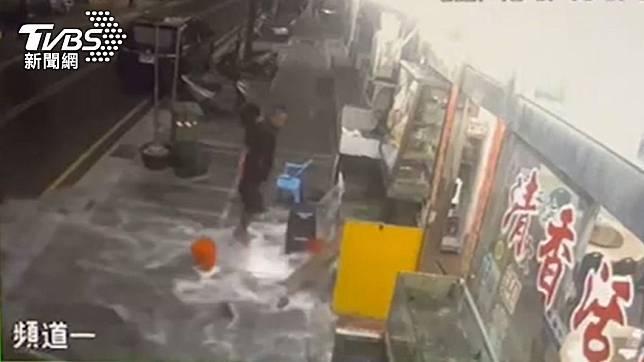 澎湖海產店魚缸被砸。（圖／TVBS）