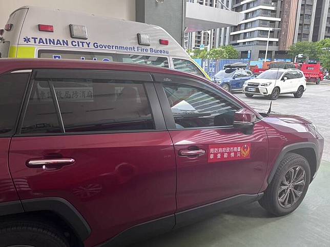 南市議員陳皇宇質疑民眾捐贈的消防公務車，捐贈字樣為何用「磁吸式」標示？(陳皇宇提供)