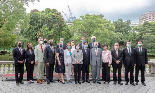 台北賓館3日午宴業界賓客包括台積電創辦人張忠謀、台積電董事長劉德音、和碩副董程建中。(圖取自蔡英文臉書)