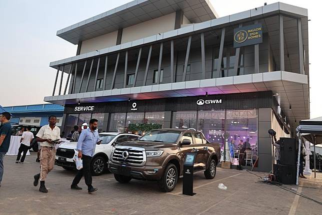 People visit an auto showroom of Chinese automobile assembly company Zonda Ghana Limited in Accra, Ghana, on Feb. 20, 2025. (Xinhua/Seth)