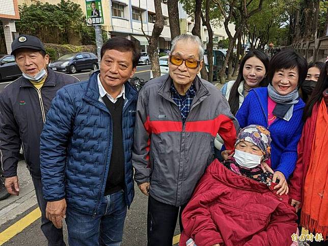 南投草屯鎮長補選投票，國民黨候選人簡賜勝(左二起)在父親、母親，以及妻子(藍衣)等人陪同下，一起到投票所投票。(記者劉濱銓攝)