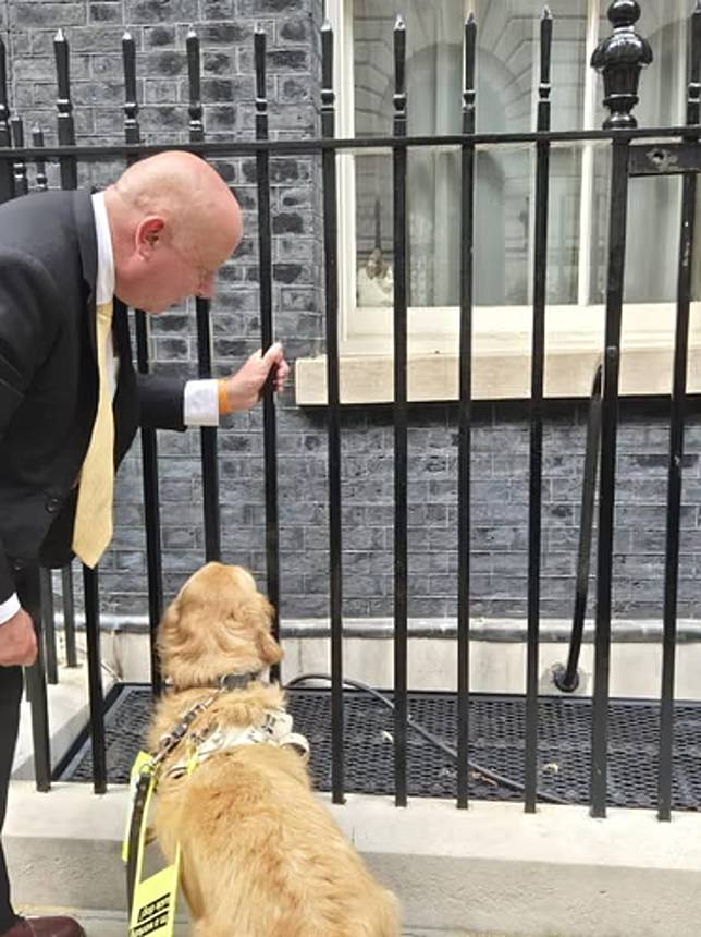 珍妮遇見英國首相貓「賴瑞」。圖／翻自英國《衛報》