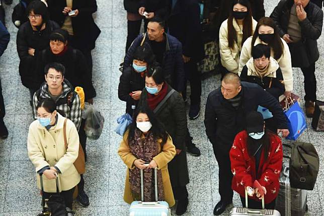 武漢肺炎疫情急遽蔓延，不過杭州火車站也只有部分旅客戴上口罩。（美聯社）