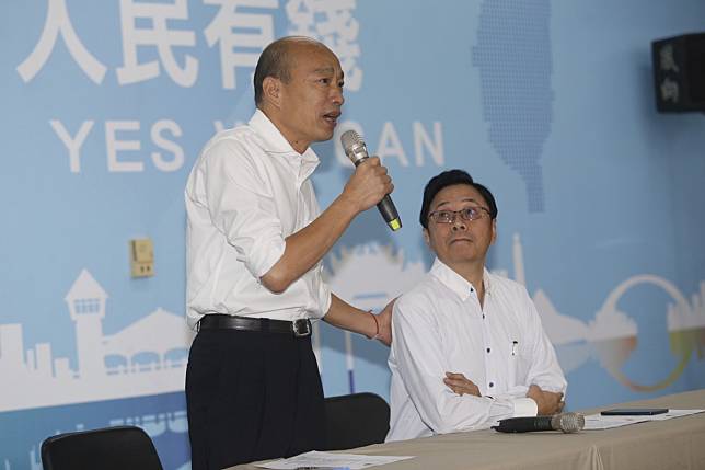 Han Kuo-yu (left) KMT presidential candidate, announces on Monday that former premier Chang San-cheng will join him on the party ticket for January. Photo: CNA