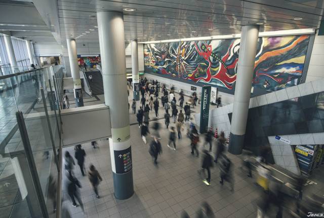 
<p>SHIBUYA MARK CITY被日本人稱作做是在涉谷閒晃時過渡的好地方，主體分為東西兩大設施，包含服裝、生活用聘、配件、彩妝和餐飲等等，特別是琳琅滿目的餐廳們，應有盡有非常方便。</p><p>
</p><p>
除此之外，共構於JR涉谷站、東京metro涉谷站及京王井之頭涉谷站之間，一出站你絕對找得到。</p><p>
</p><p>
<b>SHIBUYA MARK CITY</b></p><p>
地址：東京都渋谷区道玄坂１丁目１２−１</p><p>
營業時間：店家 10:00 - 21:00 ／ 餐廳 11:00 - 23:00</p><p>
<a href=