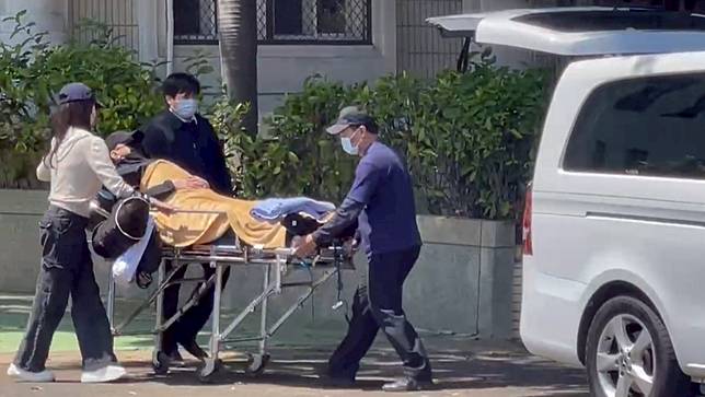 2025年3月21日，林明佐辦理交保，躺在擔架上出台中看守所。讀者提供