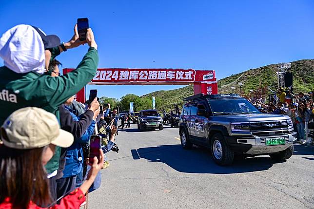 Vehicles set off to the Duku Highway in Usu City, northwest China's Xinjiang Uygur Autonomous Region, June 1, 2024. (Xinhua/Ding Lei)