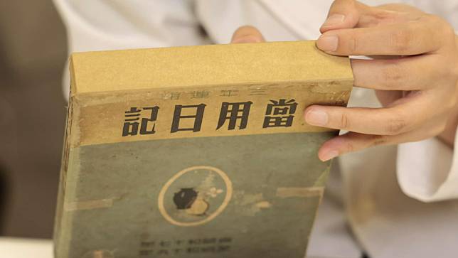 修護人員加強書盒結構。翻攝台灣文學館臉書