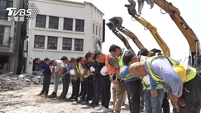 花蓮天王星大樓拆除，工程人員、怪手一字排開向罹難者致敬。（圖／TVBS）