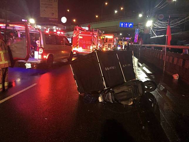 台北市南港橋發生公車與機車車禍，機車駕駛當場身亡。(記者姚岳宏翻攝)